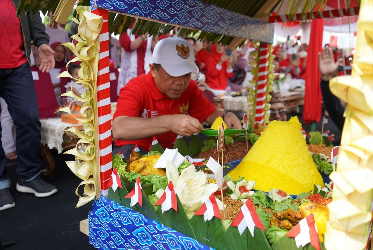 Sebuah Kehormatan di Depan Rumah Dinas: Ketika Gubernur Al Haris Memotong Tumpeng Kemerdekaan Bersama PPJ