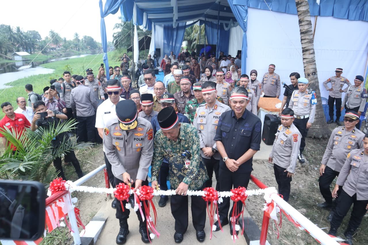 Resmikan Jembatan Merah Putih Presisi di Kumpeh, Presiden RI Disambut Kapolda Jambi dan Jajaran Secara Virtual